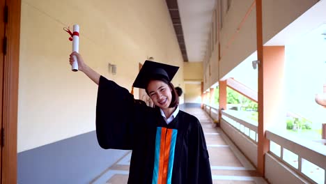 Graduados-negro-usan-trajes-negros-en-el-día-de-la-graduación-en-la-Universidad.