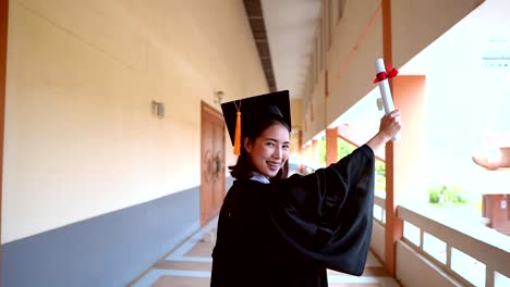 Graduados-negro-usan-trajes-negros-en-el-día-de-la-graduación-en-la-Universidad.