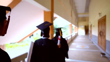 Graduados-negro-usan-trajes-negros-en-el-día-de-la-graduación-en-la-Universidad.