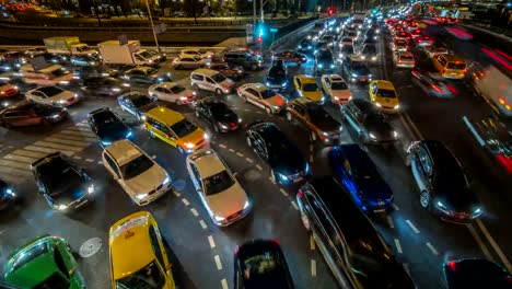 atasco-de-tráfico-de-la-noche-en-el-lapso-de-tiempo-de-cruce