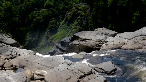 Vista-de-la-cascada-cayendo-sobre-las-rocas-en-el-cañón-Sainte-Anne