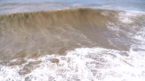 Tormenta-en-el-mar.-Enormes-olas-son-Crashing-y-rociado-en-la-orilla.-Cámara-lenta