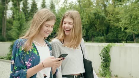 Junge-Damen-mit-einem-Telefon-in-der-Stadt