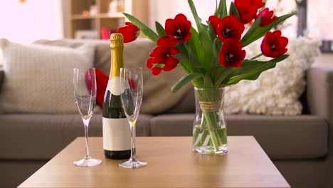 champagne,-glasses-and-flowers-at-valentines-day