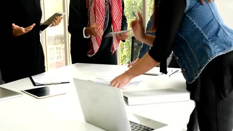 Geschäftsleute-in-Konflikt-Problem-während-der-Sitzung-im-Büro-zusammenarbeiten-im-team