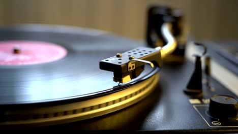 alten-Stil-Vinyl-Tonbandgerät-spielen-Spinnen-Platte-mit-Stylus-Nadel