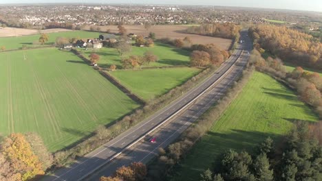 Fahrzeuge-fahren-entlang-einer-zwei-spurigen-Autobahn-im-Vereinigten-Königreich