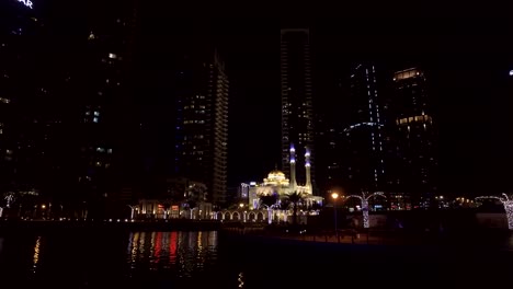 Nachtansicht-auf-herrliche-kleine-Moschee-in-Dubai-Marina,-Anzeigen-von-schwimmenden-Vergnügungsdampfer