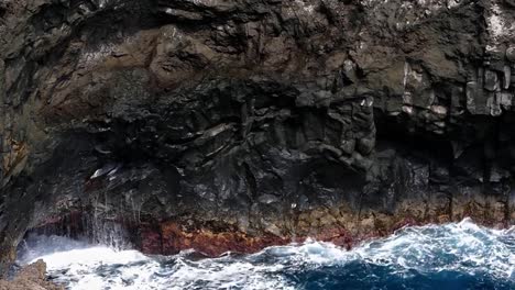 Große-Welle-stürzt-auf-Klippe-von-Lavafelsen.-Zwei-spielen-Geschwindigkeiten.