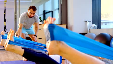 Entrenador-de-asistencia-a-senior-femenino-en-la-realización-de-yoga-4k