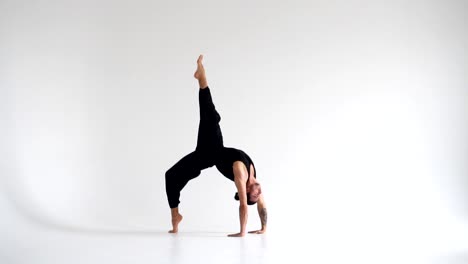 Hombre-practicar-asana-de-yoga-intenso