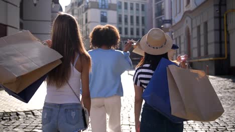 Rückansicht-der-Frauen-Schulter-Papiertüten-aufsetzen