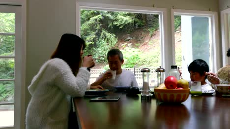 Miembros-de-la-familia-desayunando-en-la-mesa-de-comedor-4k