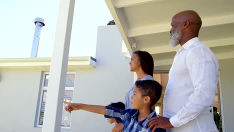 Seitenansicht-des-schwarzen-Familie-stand-auf-Veranda-und-sah-entfernt-in-einem-komfortablen-Haus-4k