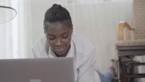 Mujer-afroamericana-con-su-lindo-hijo-mirando-la-Laptop.