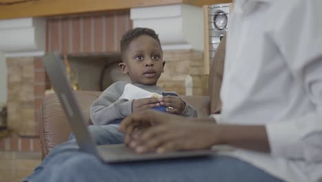 Linda-mujer-afroamericana-que-trabaja-en-la-Laptop