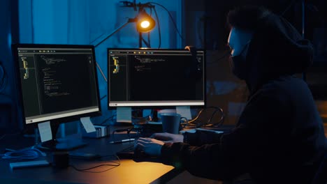 Hacker-nutzen-Computer-für-Cyber-Angriff-in-der-Nacht