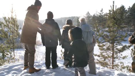 Eltern-beim-Outdoor-Walking-mit-Kids