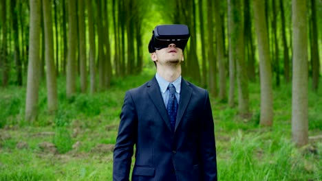 joven-hombre-agradable-utilizando-la-realidad-3d-en-la-vida-con-oculus-y-tecnología-de-realidad-aumentada-con-implementos-de-realidad.