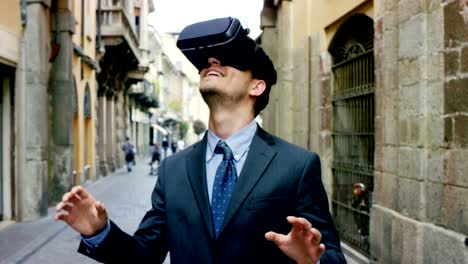 joven-hombre-agradable-utilizando-la-realidad-3d-en-la-vida-con-oculus-y-tecnología-de-realidad-aumentada-con-implementos-de-realidad.