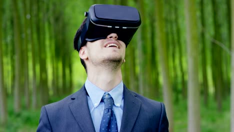 joven-hombre-agradable-utilizando-la-realidad-3d-en-la-vida-con-oculus-y-tecnología-de-realidad-aumentada-con-implementos-de-realidad.