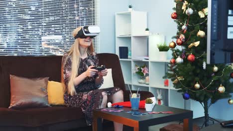 Fröhliche-Frau-spielt-ein-Spiel-mit-Joystick-in-Virtual-Reality-Brille-vor-dem-Fernseher-an-Weihnachten