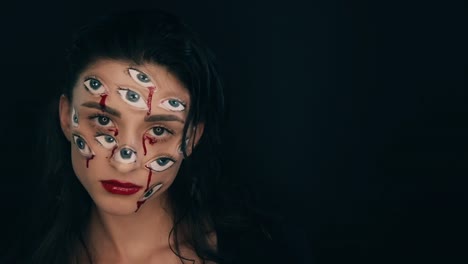 Maquillaje-de-Arte-Halloween,-la-mujer-tiene-muchos-ojos-en-una-cara