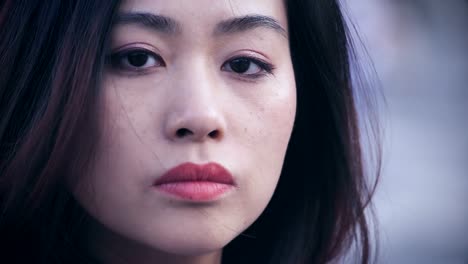 deprimiert-und-traurig-Chinesin-in-der-Stadt:-Closeup-Portrait