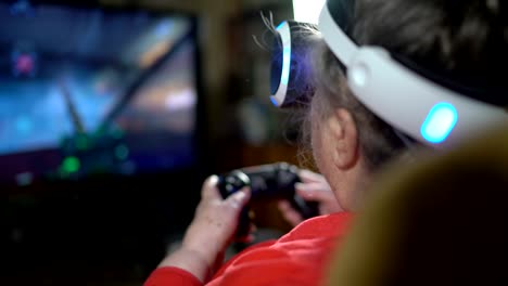 70-Jahre-alte-Frau-beim-Videospiel-verwendet-VR-Kopfhörer-und-Gaming-controller