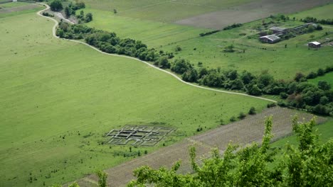 Blick-Formular-Berg-auf-Ruinen-im-Alasani-valley