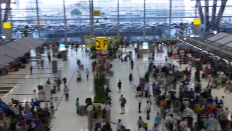 Singapur-Changi-Flughafen-Check-in-Zone-zweiten-Stock-Seite-Panorama-4k-Filmmaterial