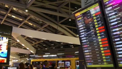 Singapur-Changi-Flughafen-Duty-free-Zone-Abflug-planen-Panorama-4k-Filmmaterial