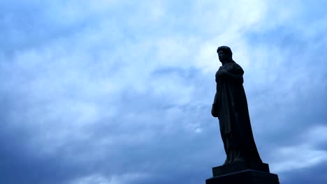 Ein-unheimlich-unheimliche-Timelapse-Nebel-über-einem-Friedhof-Statue---enthält-normal-und-abgestufte-version