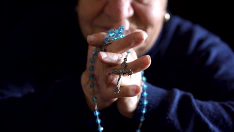 close-up-on-Hands-of-desperate-old-woman-praying-with-the-rosary