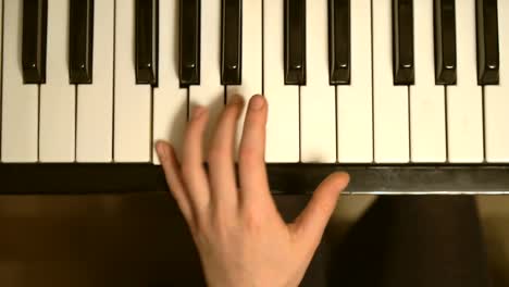 Niño-aprende-a-desempeñar-el-piano.