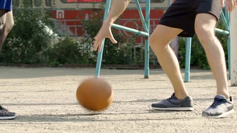 Energetische-Kerl-Umgang-mit-Ball,-Widerstand-gegen-Gegner-im-Spiel,-streetball