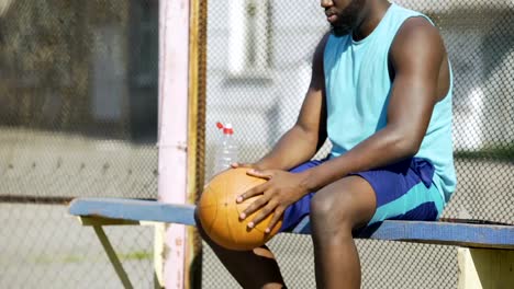 Melancholischer-Mann-sitzt-allein-auf-Bank,-Ball-spielen-und-Freunde-denken