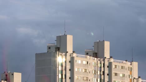 Mover-las-nubes-sobre-el-apartamento-en-una-lluvia.