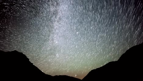 Star-Trails-Time-Lapse-of-the-Milky-Way-Galaxy