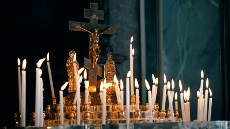 Velas-encendidas-dentro-de-la-iglesia