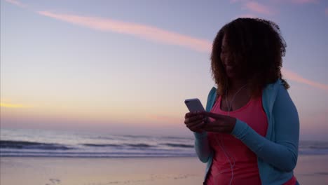 Talla-grande-mujer-étnica-haciendo-ejercicio-al-atardecer