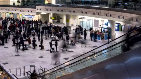 Passengers-and-greeters-in-the-arrivals-area-of-the-airport,-time-lapse