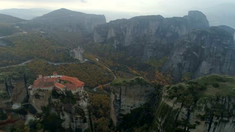 Luftbild-von-Meteora-Felslandschaft-und-Klöster-in-Griechenland