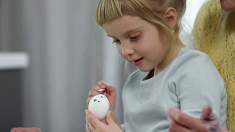 Niña-pintando-huevos-de-Pascuas