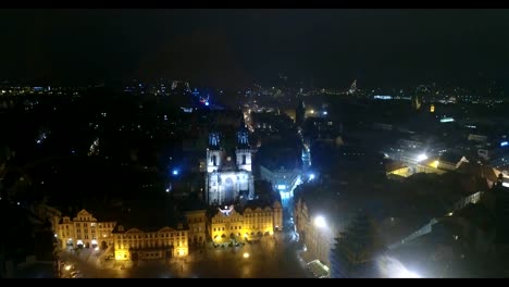 Noche-panorama-de-Praga,-panorámica-vista-desde-el-aire-a-Cathedral-de-Vitus-en-Praga,-luces-de-la-ciudad-de-noche,-Praga