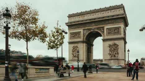 Lapso-de-tiempo-de-tráfico-de-la-calle-zoom-cerca-de-Arc-de-Triomphe-en-día-nublado-en-horas-de-punta-en-París,-Francia.