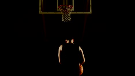 Männer-Basketball-Spieler-werfen-Basketball-in-den-Basketballkorb-4k