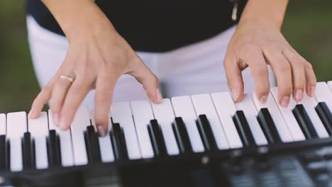 Manos-de-mujer-tocando-el-Piano