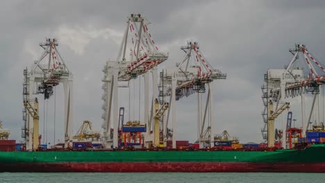 3K-lapso-de-tiempo:-de-grúa-de-trabajo-Cargar-puente-en-shipyard