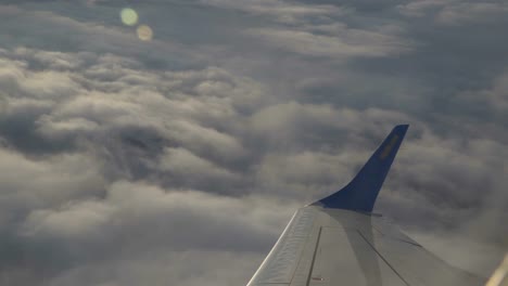 Fliegen-über-den-schönen-Wolken-in-den-Morgenhimmel